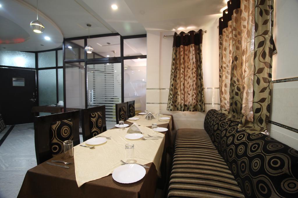 Fabexpress Alpine Hotel Agra  Exterior photo