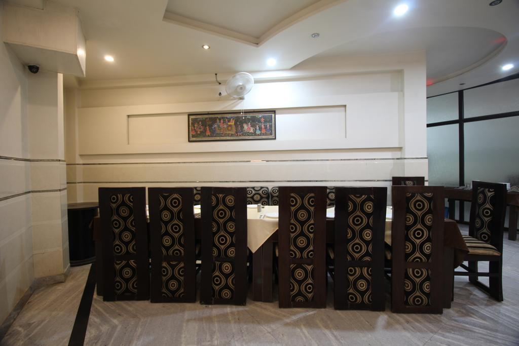 Fabexpress Alpine Hotel Agra  Exterior photo