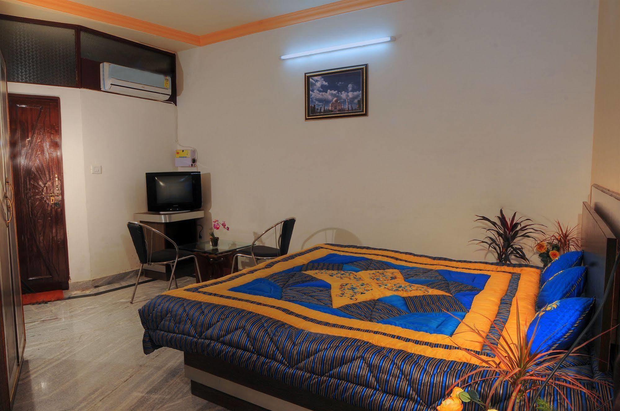 Fabexpress Alpine Hotel Agra  Exterior photo
