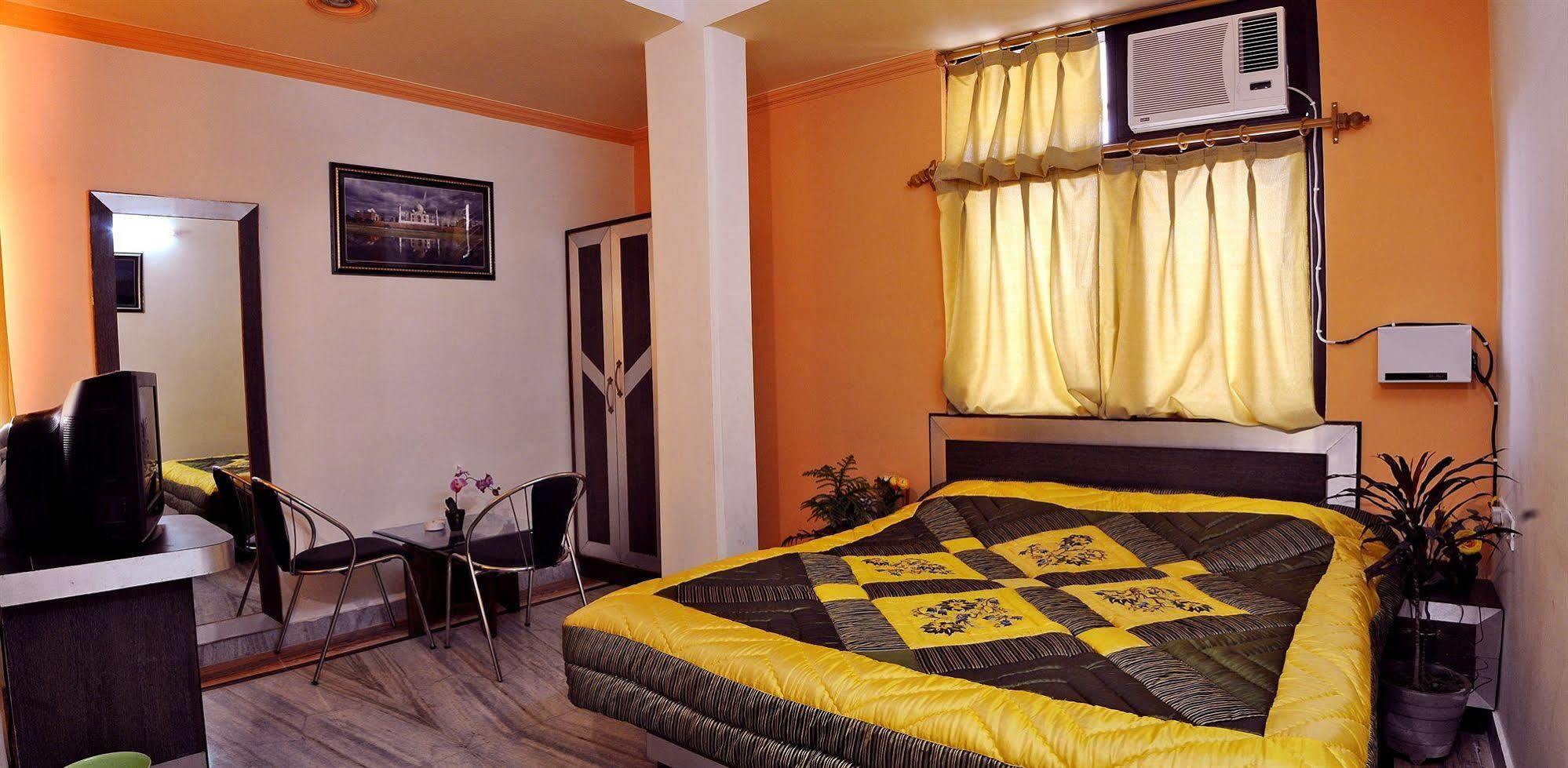 Fabexpress Alpine Hotel Agra  Exterior photo